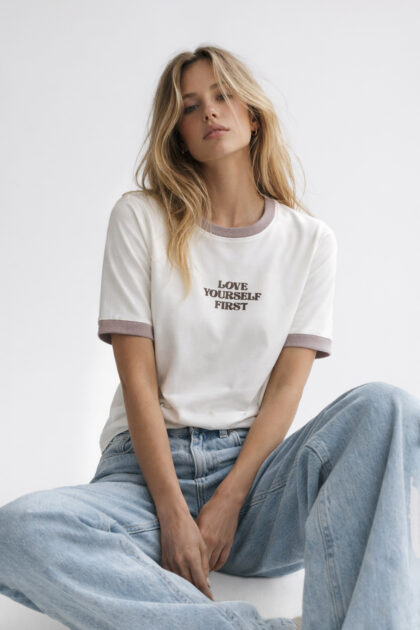 T-SHIRT ŚMIETANKOWY LOVE YOURSELF Z LAMÓWKĄ